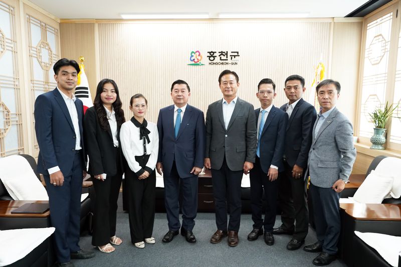 신영재 홍천군수가 지난 28일 군청에서 캄보디아 노동부차관 등과 외국인 계절근로자 현장 개선방안을 논의했다. 홍천군 제공