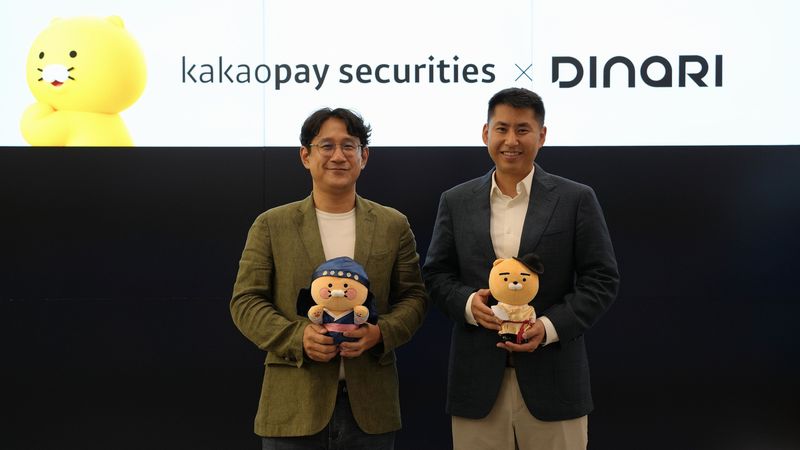 29일 카카오페이증권과 디나리 간 업무협약(MOU) 체결식에서 정인영 카카오페이증권 부사장(왼쪽)과 가브리엘 오테 디나리 CEO가 기념 촬영을 하고 있다. 카카오페이증권 제공