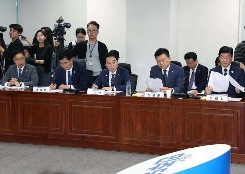 박수현 충남지사(왼쪽 세번째)가 29일 서울 국회의원회관에서 열린 '미래대응기금 및 지방교부세 개편 당정협의회'에서 여당 지도부의 발언을 경청하고 있다. 충남도 제공