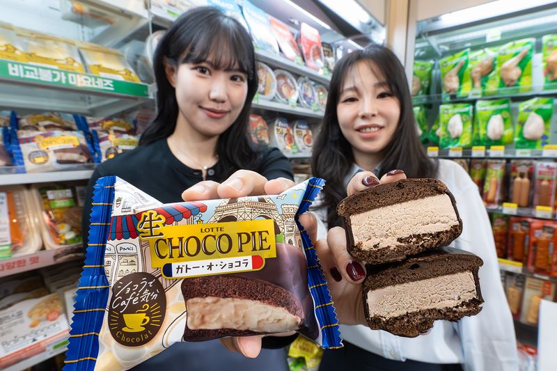 세븐일레븐 모델이 일본 롯데 '생초코파이' 가토오쇼콜라 맛을 소개하고 있다. 세븐일레븐 제공