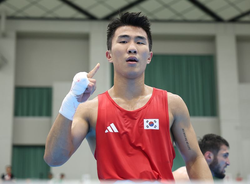 29일 일본 아이치현 니시오의 니시오 체육관에서 열린 2026 아이치·나고야 아시안게임 복싱 남자 60㎏급 준결승 한국 장동환이 타지키스탄 아크말 우바이도프를 상대로 승리한 뒤 기뻐하고 있다. 연합뉴스