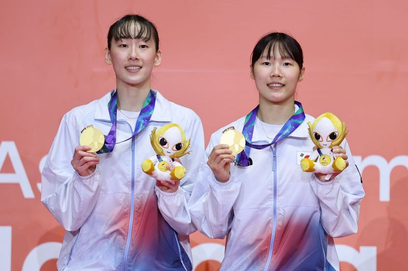 대한민국 이소희, 백하나가 29일 일본 이치노미야 시립체육관에서 열린 2026 아이치·나고야 아시안게임 배드민턴 여자 복식 시상식에서 금메달을 들고 기념촬영을 하고 있다. 뉴스1