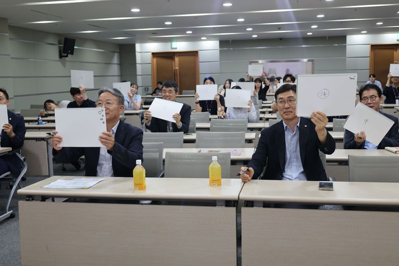 사진은 안태용 부이사장(앞줄 오른쪽), 김유오 상임이사(앞줄 왼쪽)가 퀴즈를 푸는 모습. 소진공 제공