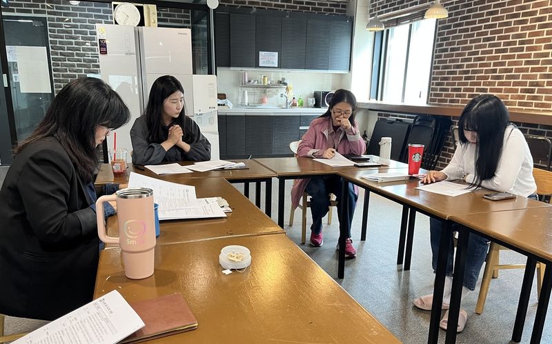 관악구 사회적경제시설 코워킹스페이스에 입주한 기업 관계자들이 정보 교류를 하고 있다. 관악구 제공