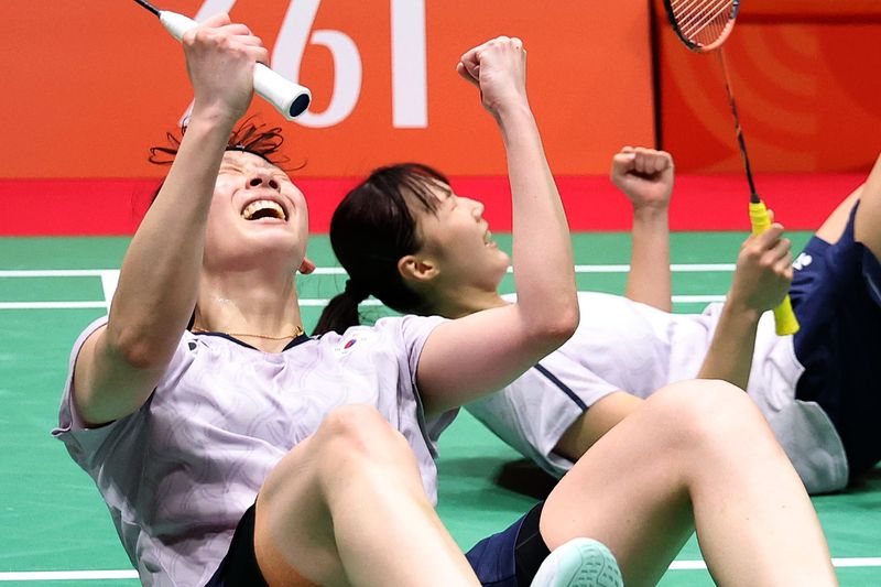 29일(현지시간) 일본 아이치현 이치노미야시립 종합체육관에서 열린 2026 아이치·나고야 아시안게임 배드민턴 여자 복식 결승전에서 금메달을 획득한 한국 이소희와 백하나가 코트에 누워 기뻐하고 있다. 뉴시스