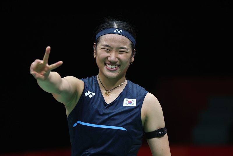 대한민국 안세영이 29일 일본 이치노미야 시립체육관에서 열린 2026 아이치·나고야 아시안게임 배드민턴 여자 단식 결승전에서 금메달을 확정한 후 손가락으로 브이자를 그리고 있다. 뉴스1
