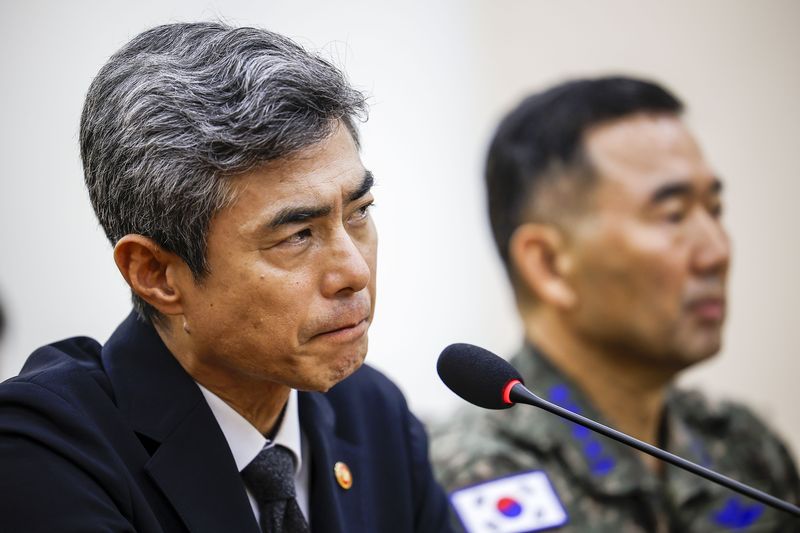 강신철 국방부 장관이 29일 국회에서 열린 국회 국방위원회 전체회의에서 의원 질문을 듣고 있다. 뉴시스
