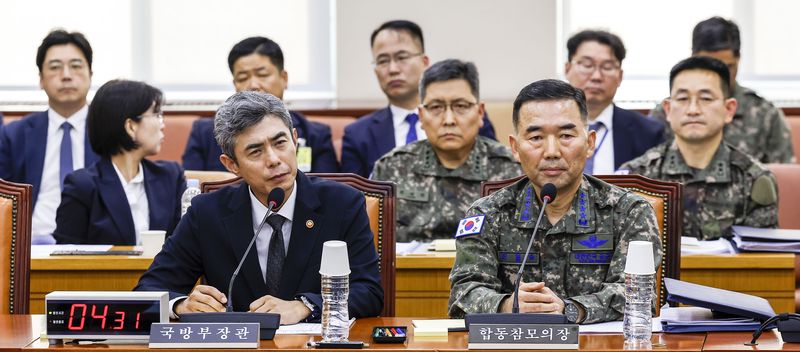 강신철 국방부 장관이 29일 국회에서 열린 국회 국방위원회 전체회의에 참석해 있다. 뉴시상