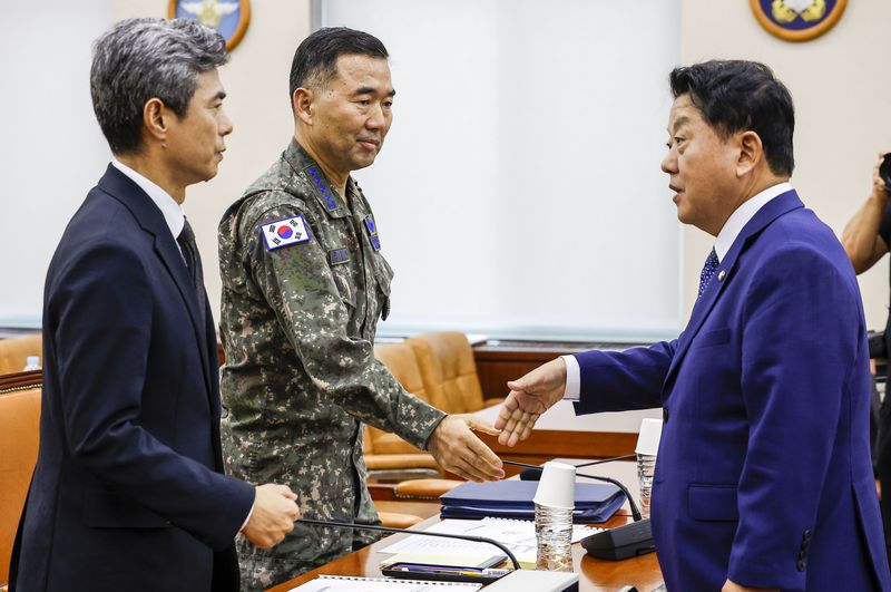 강신철 국방부 장관과 진영승 합참의장이 29일 서울 여의도 국회에서 열린 국회 국방위원회 전체회의에서 김병주 의원과 인사를 나누고 있다. /사진=뉴시스화상