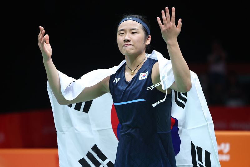 29일 일본 이치노미야 시립 종합체육관에서 열린 2026 아이치·나고야 아시안게임 배드민턴 여자 단식 결승전에서 일본의 야마구치 아카네를 꺾고 금메달을 차지한 안세영이 태극기 세리머니를 하고 있다. 사진=뉴스1