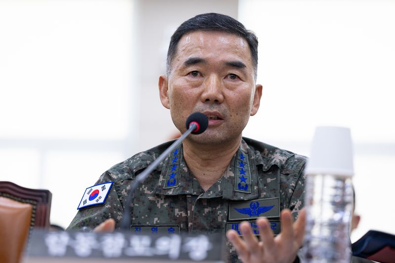 진영승 합동참모의장이 지난달 29일 서울 여의도 국회에서 열린 제439회 국회(정기회) 국방위원회 제4차 전체회의에 출석해 비무장지대(DMZ) 지뢰 추정 폭발 사고 관련 현안보고 후 의원 질의에 답하고 있다. 뉴스1