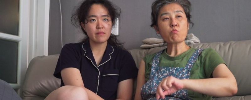 장서윤 감독의 자전적 다큐멘터리 ‘갱년기 소녀 투쟁기’. 24살에 조기폐경 진단을 받은 감독이 자신의 신체 변화와 삶을 기록하며 여성에게 요구되는 신체적·사회적 기준을 되묻는다. 사진=KMDb 한국영화데이터베이스