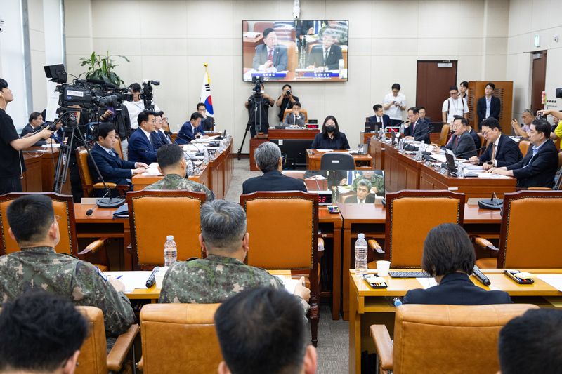 강신철 국방부 장관이 29일 국회에서 열린 제439회 국회(정기회) 국방위원회 제4차 전체회의에 출석해 비무장지대(DMZ) 지뢰 추정 폭발 사고 관련 현안보고 후 의원 질의에 답하고 있다. 뉴스1