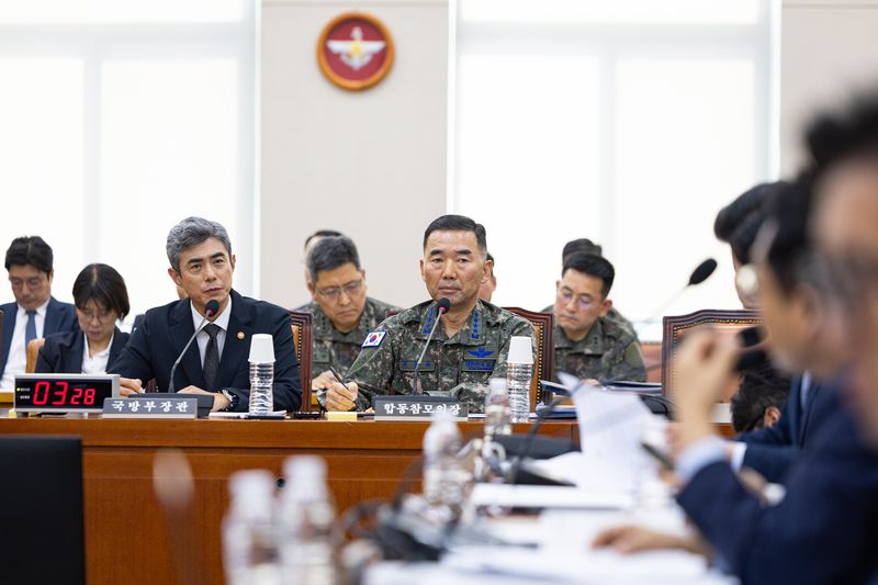 강신철 국방부 장관이 29일 서울 여의도 국회에서 열린 제439회 국회(정기회) 국방위원회 제4차 전체회의에 출석해 비무장지대(DMZ) 지뢰 추정 폭발 사고 관련 현안보고 후 의원 질의에 답하고 있다. /사진=뉴스1
