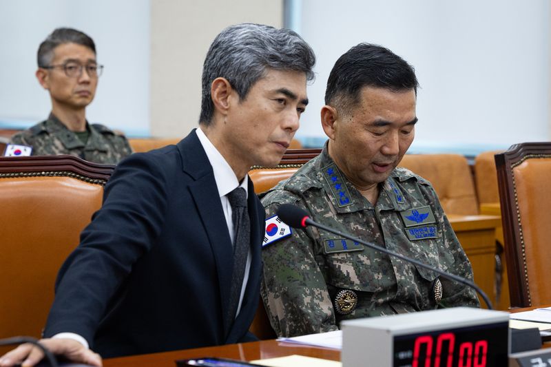 강신철 국방부 장관(왼쪽)과 진영승 합동참모의장이 29일 국회에서 열린 제439회 국회(정기회) 국방위원회 제4차 전체회의에 출석해 비무장지대(DMZ) 지뢰 추정 폭발 사고 관련 현안보고에 앞서 대화하고 있다. 뉴스1