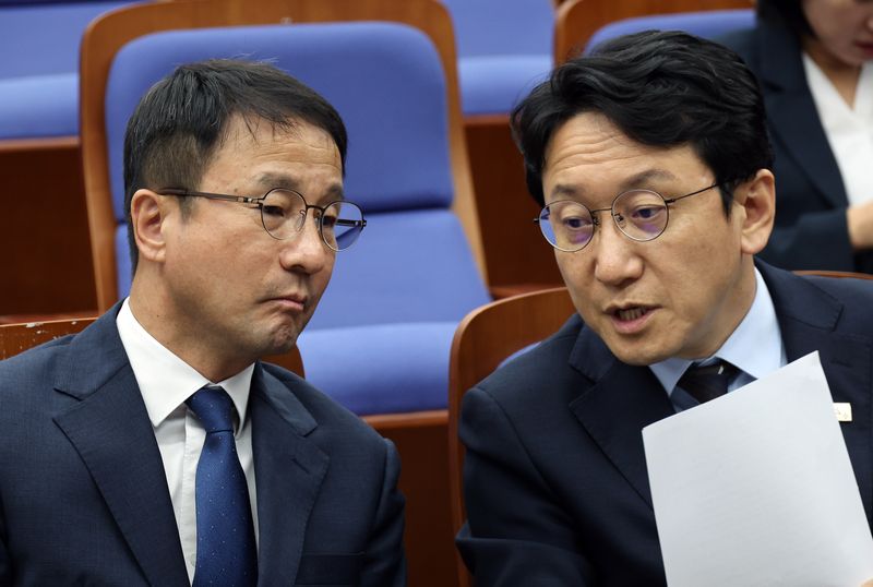 한병도(왼쪽) 더불어민주당 원내대표와 천준호 원내운영수석부대표가 지난 29일 여의도 국회에서 열린 의원총회에서 대화를 나누고 있다. 뉴시스