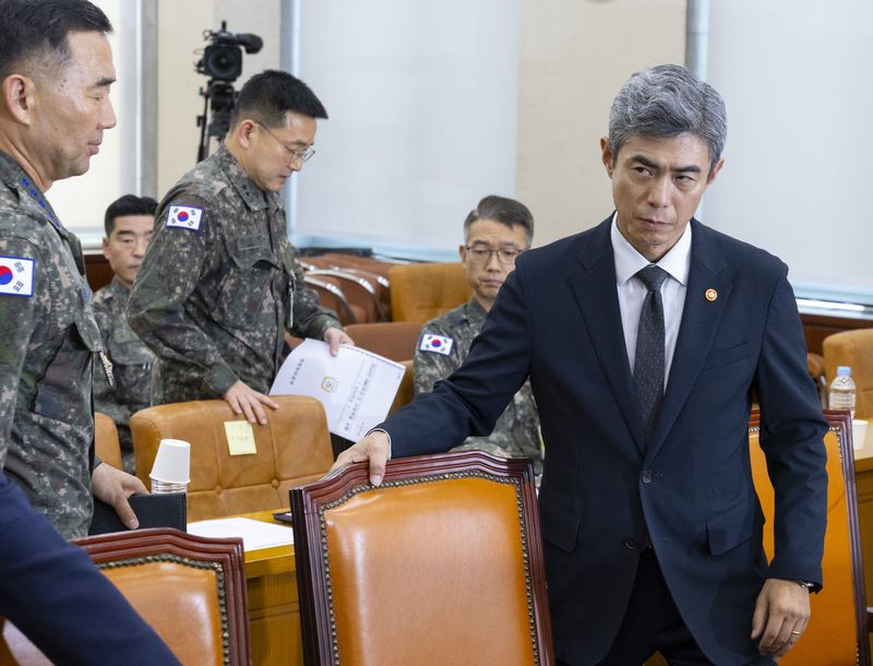 강신철 국방부 장관(오른쪽)과 진영승 합참의장이 29일 국회 국방위원회에서 열린 DMZ 지뢰 추정 폭발사고 현안 질의에 입장하고 있다. 연합뉴스
