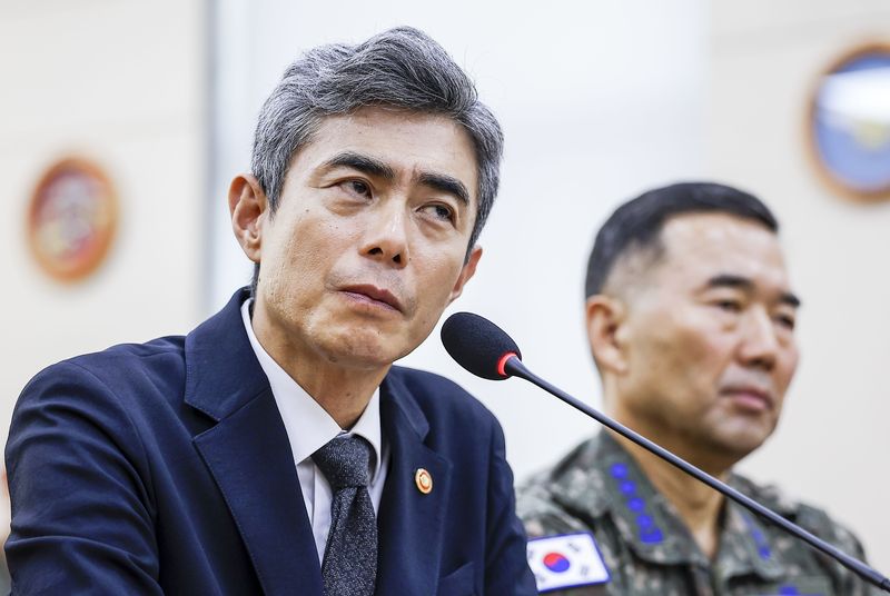 강신철 국방부 장관이 29일 서울 여의도 국회에서 열린 국회 국방위원회 전체회의에서 의원 질문에 답하고 있다. 뉴시스