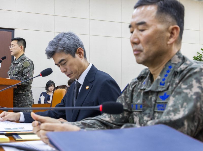 양진혁 합동참모본부 작전부장(왼쪽)이 지난달 29일 국회에서 열린 국방위에서 열린 DMZ 지뢰 추정 폭발사고 현안 질의에서 DMZ 지뢰추정 폭발사고 현장 조사 결과 보고를 하고 있다. 연합뉴스