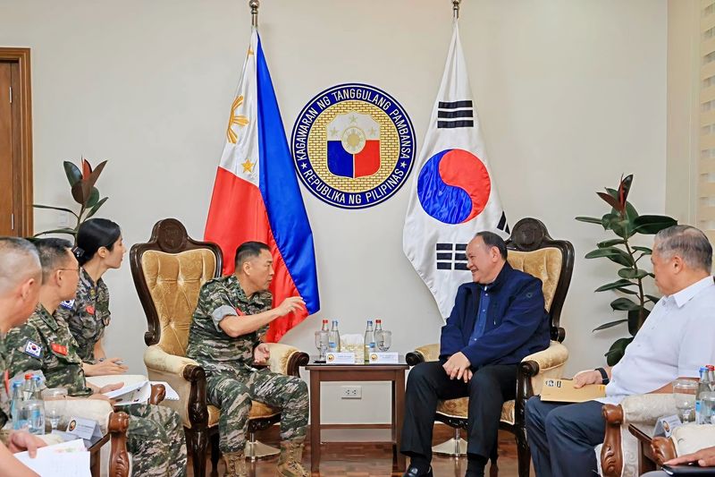 주일석 해병대사령관이 28일 필리핀 국방부에서 길베르토 테오도로 필리핀 국방장관과 양국 간 군사교류 및 방산협력 확대 방안에 대해 대담하고 있다. 해병대 제공
