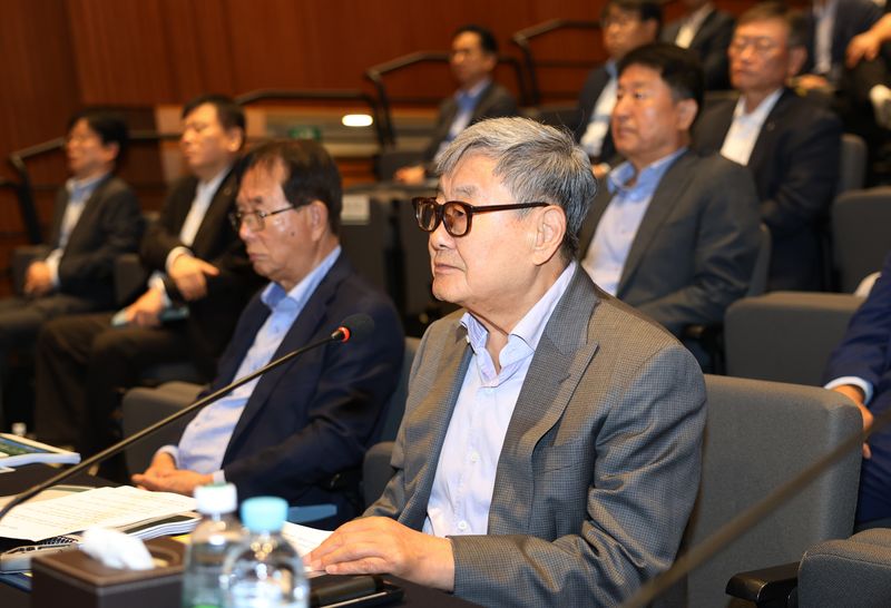 DB그룹 김준기 창업회장(오른쪽)과 이수광 그룹회장. DB그룹 제공