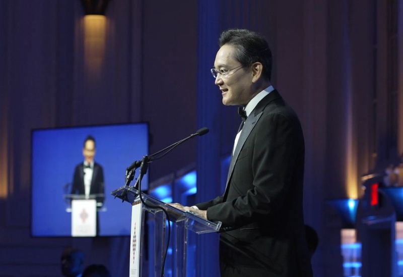 젠슨 황 "AI는 폭주 안해… 안전 위해 기술개발 속도 더 내야"