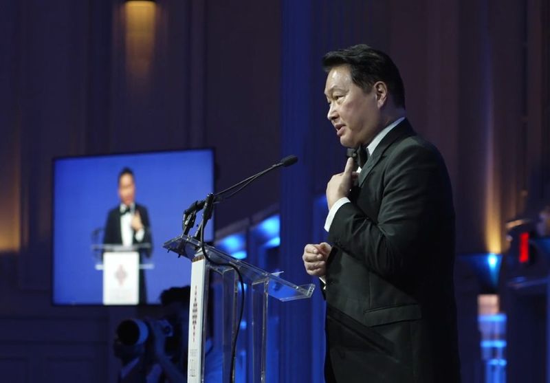 젠슨 황 "AI는 폭주 안해… 안전 위해 기술개발 속도 더 내야"