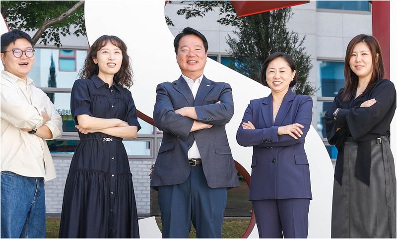 '2026년 일자리창출 지원 유공 정부포상'에서 대통령표창을 수상한 정도운 동서대학교 진로취업지원처장(가운데)이 직원들과 단체 기념사진을 촬영하고 있다. 동서대학교 제공