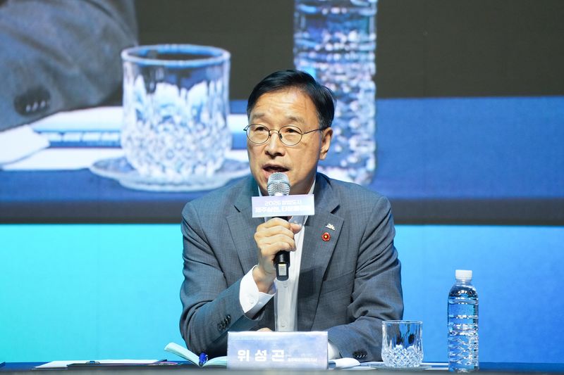 위성곤 제주도지사가 29일 제주콘텐츠진흥원 Be IN 공연장에서 열린 ‘창업도시 제주 실현, 타운홀미팅’에서 창업기업 지원 방향을 설명하고 있다. 제주도는 도내 기업 제품·서비스의 첫 고객 역할과 원스톱 창업지원체계 구축을 추진할 계획이다. 사진=제주특별자치도