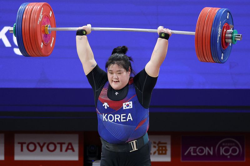 29일 오후(현지 시간) 일본 아이치현 나고야시 중소기업진흥회관에서 열린 2026 아이치·나고야 아시안게임 역도 여자 86kg 이상급 결선, 한국 박혜정이 용상 167kg 도전에 성공하고 있다. 뉴시스