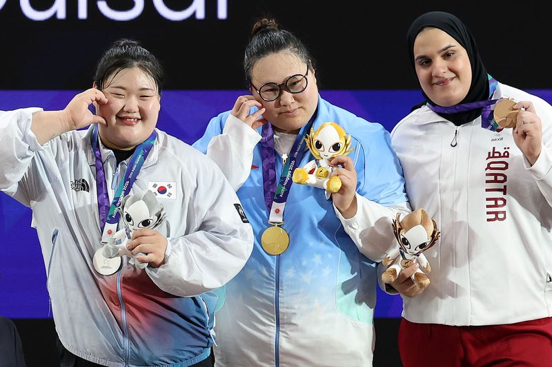 29일 오후(현지 시간) 일본 아이치현 나고야시 중소기업진흥회관에서 열린 2026 아이치·나고야 아시안게임 역도 여자 86kg 이상급 시상식에서 은메달을 획득한 한국 박혜정이 기념촬영을 하고 있다. 뉴시스