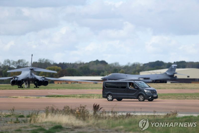 영국 페어페드 공군기지에 한 차량이 지나가고 있다. 연합뉴스