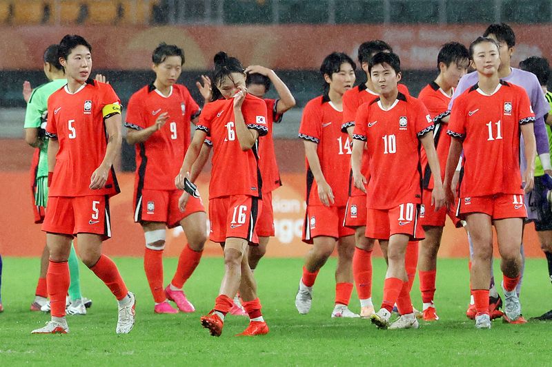 29일 일본 시즈오카현 후쿠로이시 시즈오카 스타디움 에코파에서 열린 2026 아이치·나고야 아시안게임 여자 축구 준결승 한국과 일본의 경기, 0-2로 패한 한국 선수들이 아쉬워하고 있다. /사진=뉴시스