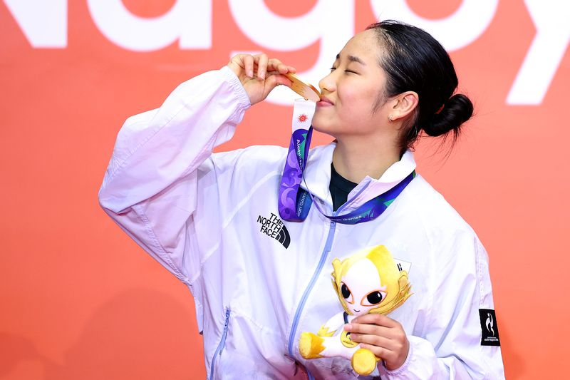 [이치노미야(일본)=뉴시스] 황준선 기자 = 29일(현지시간) 일본 아이치현 이치노미야시립 종합체육관에서 열린 2026 아이치·나고야 아시안게임 배드민턴 여자 단식 시상식에서 한국 안세영이 금메달에 입 맞추고 있다. 2026.09.29. hwang@newsis.com /사진=뉴시스
