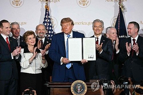 도널드 트럼프 미국 대통령이 29일(현지시간) 연방정부의 정보와 서비스를 한 곳에서 이용할 수 있는 인공지능(AI) 기반 통합 민원 사이트 'America.gov'를 오픈하고, 전체 연방기관의 연동을 의무화하는 행정명령에 서명했다.(출처=연합뉴스)