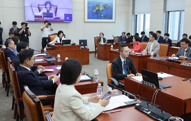 김희정 위원장이 29일 서울 여의도 국회에서 열린 교육위원회 전체회의에서 국정감사 증인·참고인 출석요구의 건을 의결하고 있다. 2026.9.29 ⓒ 뉴스1 신웅수 기자