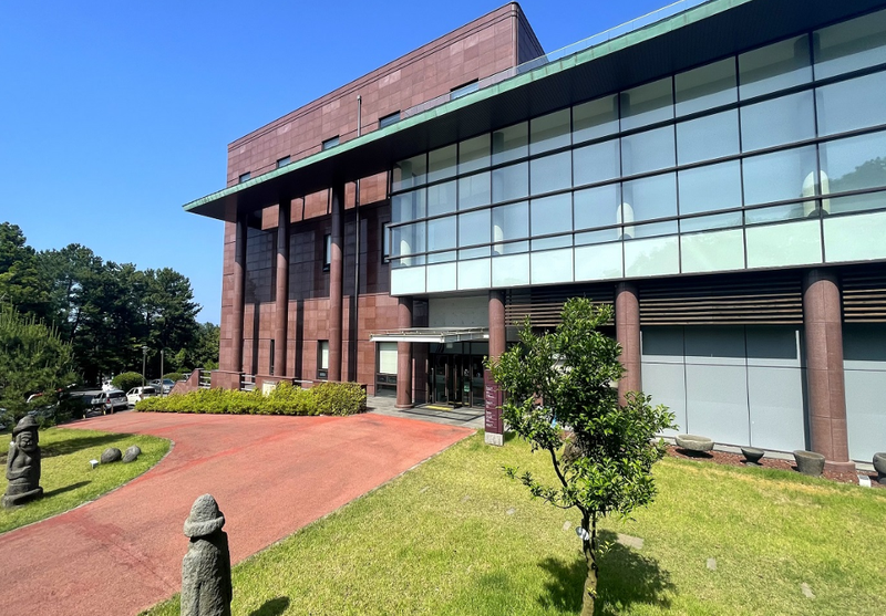 제주대학교 박물관 전경. 박물관 3층 기획전시실에서는 재일제주인의 삶의 터전인 일본 오사카 이카이노의 1960년대 모습과 현재를 나란히 보여주는 기획전 ‘시간의 흔적, 거리의 기억’이 열리고 있다. 전시는 관람객과 외부 기관의 연장 요청 등을 반영해 10월 16일까지 이어진다. 사진=제주대학교