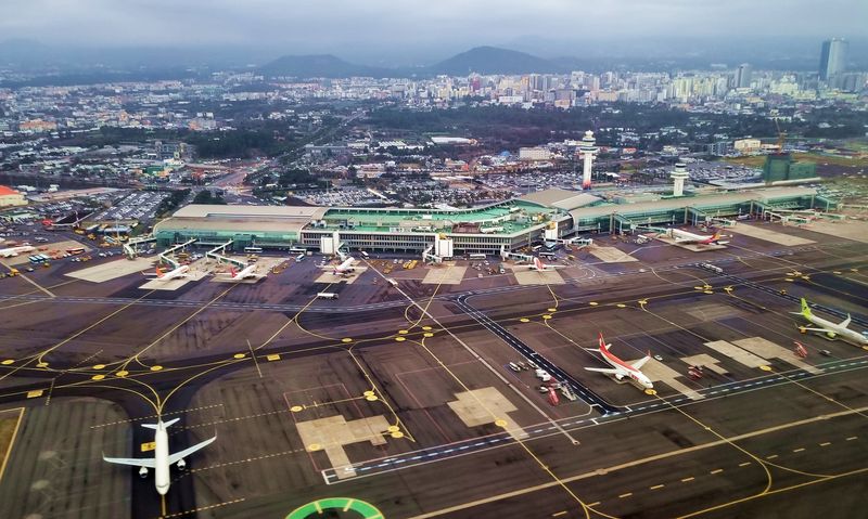 제주국제공항 여객터미널과 항공기들이 주기 중인 계류장 전경. 제주도는 지난해 2953만명이 이용한 제주공항의 대규모 여객 처리와 운영 경험을 핵심 경쟁력으로 내세워 한국공항공사 본사 유치를 추진하고 있다. 사진=뉴시스