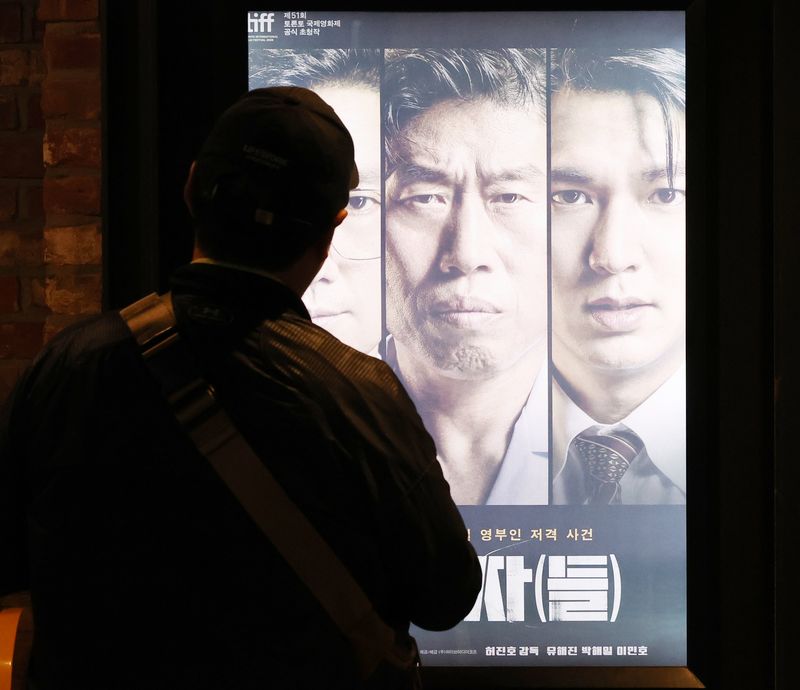 [서울=뉴시스] 박주성 기자 = 29일 서울의 한 영화관에 '암살자(들)' 포스터가 걸려 있다. 이날 육영수 여사 피격 사건을 소재로 한 영화 '암살자(들)'를 둘러싼 역사 왜곡 논란과 관련해 이종배 전 국민의힘 서울시의원이 영화 제작진이 명예훼손 혐의로 경찰에 고발했다. 2026.09.29. park7691@newsis.com
