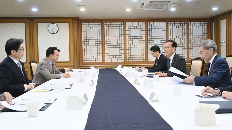 이형일 부총리 겸 재정경제부 장관이 30일 서울 종로구 정부서울청사에서 열린 '확대 거시재정금융간담회'를 주재하고 있다. 연합뉴스