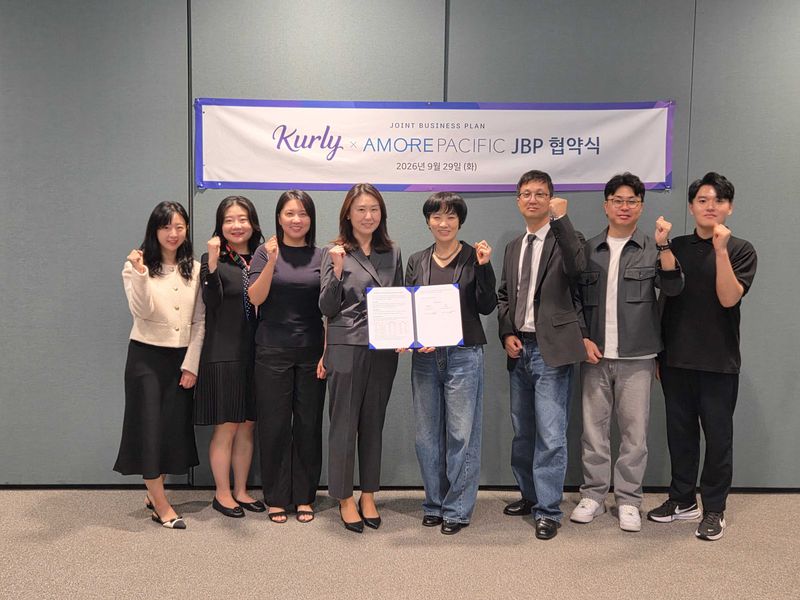 지난 29일 서울 용산구 아모레퍼시픽 본사에서 김미리 컬리 뷰티본부장(왼쪽 네번째)과 김경연 아모레퍼시픽 부사장이 업무협약을 체결한 후 기념촬영을 하고 있다. 컬리 제공