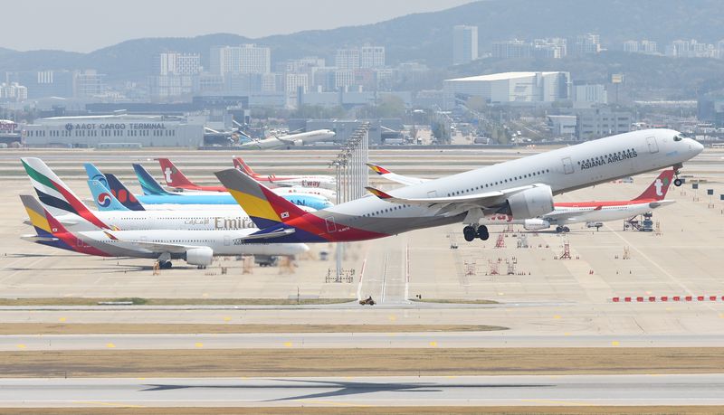 16일 인천국제공항 활주로에 항공기가 이륙하고 있다. 뉴시스