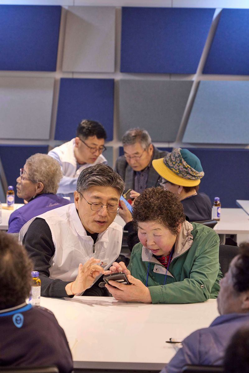 SK텔레콤은 한국능률협회컨설팅이 주관하는 올해 KCSI 조사에서 이동전화 부문 1위에 올랐다고 30일 밝혔다. SK텔레콤 제공