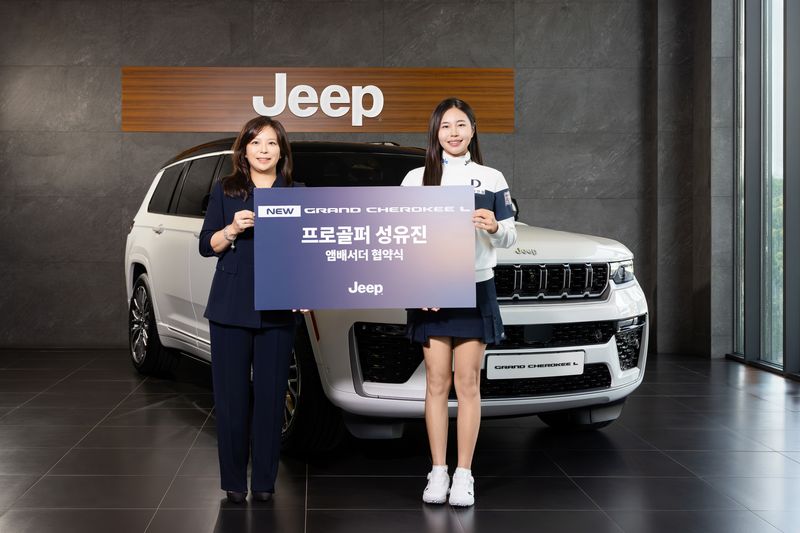 방실 스텔란티스코리아 대표(왼쪽)와 지프 신형 그랜드 체로키 L 공식 앰배서더인 성유진 KLPGA 선수가 28일 지프 일산 전시장에서 열린 국내 1호자 전달식에서 기념사진을 촬영하고 있다. 스텔란티스코리아 제공