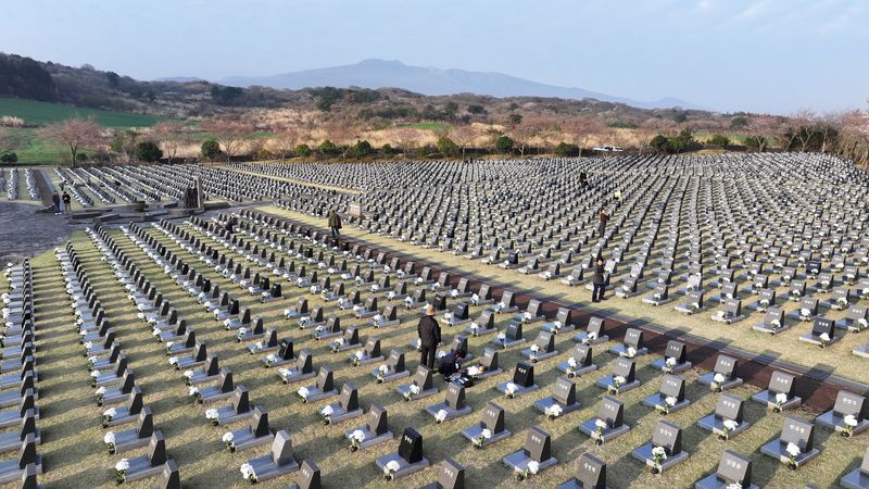 제78주년 제주 4·3 희생자 추념일인 지난 4월3일 오전 제주시 봉개동 제주4·3평화공원 행방불명인 표석에 유족들의 발걸음이 이어지고 있다. 제주도는 오는 31일 오후 6시까지 제79주년 4·3희생자 추념식 공식 슬로건을 전 국민 대상으로 공모한다. 선정작은 내년 추념식의 각종 홍보물과 영상 등에 활용된다. 사진=뉴시스