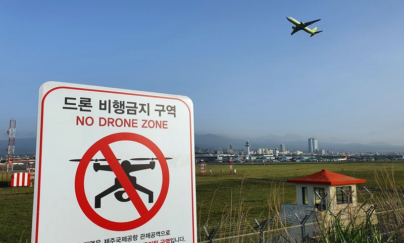 제주국제공항 인근 둘레길에 드론 비행금지구역 안내 표지판이 설치돼 있다. 제주공항 반경 9.3㎞ 이내는 관제권으로 관계기관의 사전승인 없이 드론을 비행할 수 없다. 올해 제주공항 주변에서는 드론 115건이 탐지됐으며 지난 8월 미승인 드론 출현으로 항공기 38편이 약 35분간 지연됐다. 사진=뉴시스