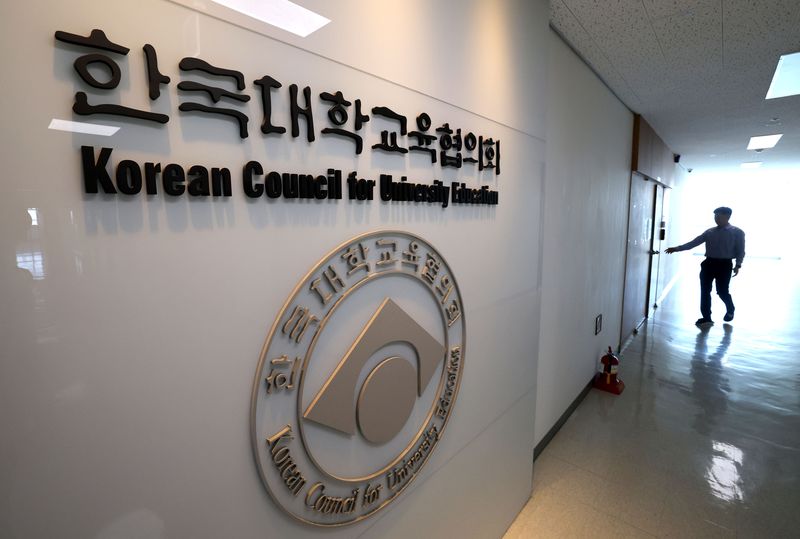2027학년도 수시모집 시스템 장애로 원서를 접수하지 못한 수험생에 대한 구제 신청 마지막 날인 16일 서울 금천구 한국대학교육협의회에서 관계자들이 출입하고 있다. 교육부와 대학교육협의회는 “시스템 장애로 인해 원서를 접수하지 못한 수험생에 대해서는 객관적인 전산자료에 근거해 구제하되, 불공정 사례는 인정하지 않겠다”고 밝혔지만 전산 기록이 확인된 수험생만 구제하고 연장된 접수 시간에 경쟁률을 보고 낸 원서는 취소를 검토, 구제기준을 둘러싼 반발은 계속되고 있다. 2026.9.16 ⓒ 뉴스1 이광호 기자 /사진=뉴스1