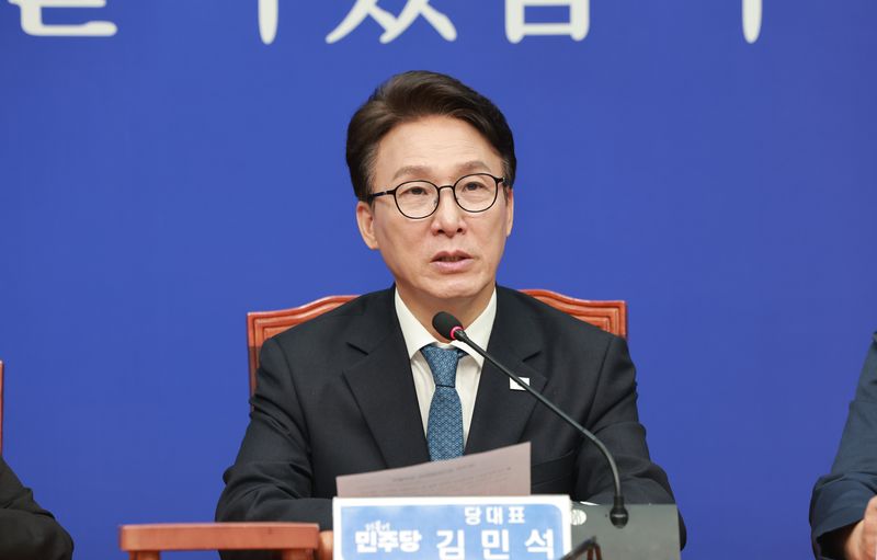 김민석 더불어민주당 대표가 30일 국회에서 열린 최고위원회의에서 발언하고 있다. 연합뉴스
