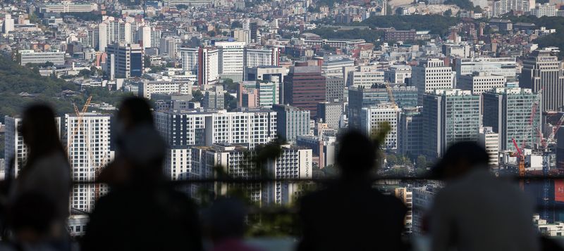 [서울=뉴시스] 김선웅 기자 = 서울 아파트 시장 부담이 커지면서 '아파텔'로 불리는 중대형 오피스텔 수요가 증가하고 있다. KB부동산 2026년 3분기 오피스텔 통계에 따르면 지난 9월 서울 대형 오피스텔 매매가격지수는 전년 동월 대비 8.15% 상승했다. 사진은 이날 서울 소재 오피스텔의 모습. 2026.09.29. mangusta@newsis.com /사진=뉴시스