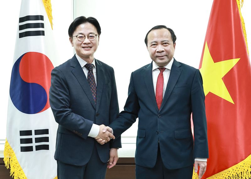 김정관 산업통상부 장관(왼쪽)이 30일 서울 강남구 한국기술센터에서 부 하이 꾸언 베트남 과학기술부 장관과 면담 후 기념촬영을 하고있다. 산업통상부 제공